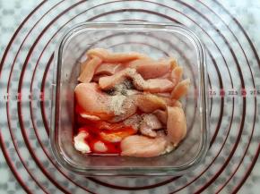 鸡胸肉加入生抽，料酒，辣椒油，白胡椒粉