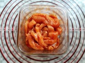 所有的食材混合后腌制15分钟