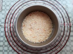 准备好面包糠，我用放干的面包片擀碎的，也可以用买的面包糠