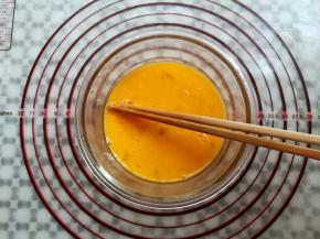 鸡蛋去壳打散备用