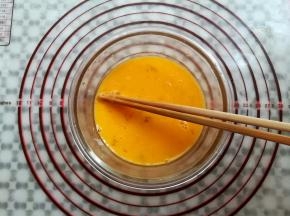 鸡蛋去壳打散备用