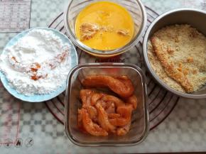 腌好的鸡胸肉放入玉米淀粉里裹一下，放入鸡蛋液中沾上蛋液，再裹一层面包糠