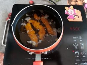 锅里放入适量的油，中火加热烧到锅底冒小泡泡，放入鸡胸肉
