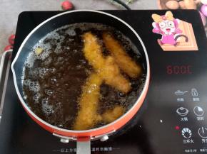 鸡胸肉炸到浮上油面，转大火再炸1分钟