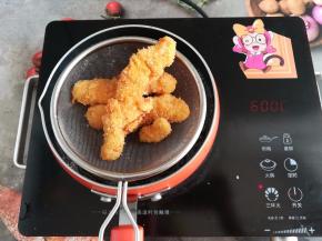 炸好的鸡胸肉捞出沥一下油