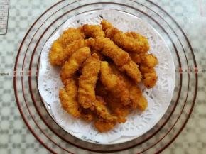 鸡胸肉沥油后放吸油纸上