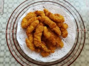 鸡胸肉沥油后放吸油纸上