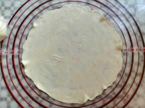 取一个面团擀薄，大概8寸大小