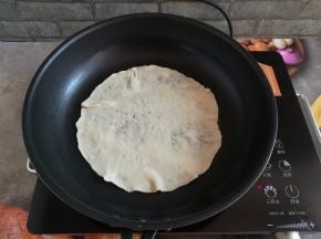 不沾锅里刷少量的油，小火加热，放入面饼