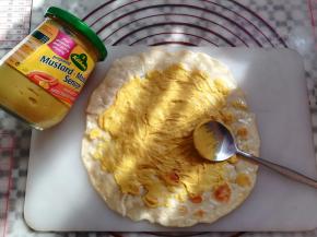 取一张面饼，抹上中辣芥末酱，没有的可以换成千岛酱或者其他喜欢的酱料