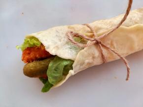 面饼两边往中间卷起，墨西哥鸡肉卷就做好了