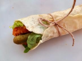 面饼两边往中间卷起，墨西哥鸡肉卷就做好了