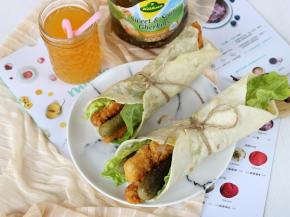 用酸黄瓜作出美味的墨西哥鸡肉卷