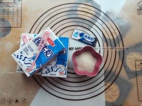 准备好纯牛奶，白砂糖和酸奶菌粉