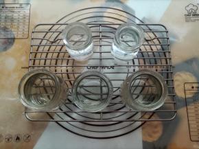 酸奶杯用开水烫过后倒扣沥干水分