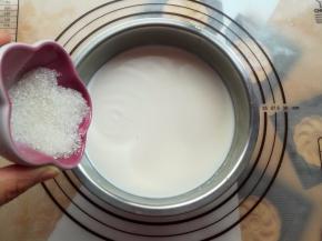 纯牛奶里加入白砂糖搅拌均匀