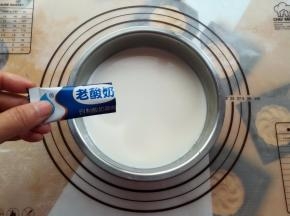 加入酸奶菌粉搅拌均匀