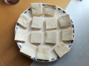 豆腐横竖两刀切成4块，每块再切成3片薄豆腐