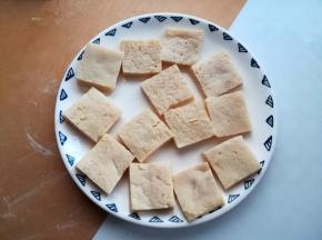 豆腐从冰箱里取出解冻并挤掉多余的水份