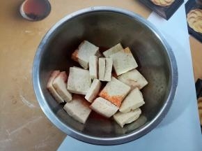 把冻豆腐放入腌肉料里