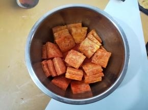 冻豆腐均匀的沾满烤肉料汁，放冰箱冷藏腌制2小时