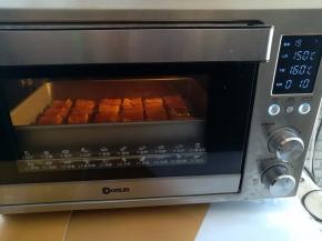 冻豆腐放入预热好的烤箱下层，上火150度，下火160度烤10分钟