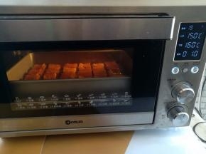 冻豆腐放入预热好的烤箱下层，上火150度，下火160度烤10分钟