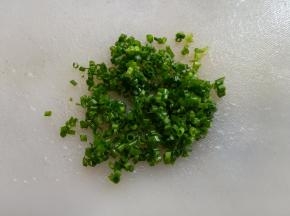 葱花洗净后切碎备用