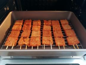 冻豆腐烤5分钟后，取出翻面继续烤5分钟