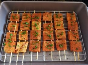 冻豆腐烤完后撒上孜然粉和葱花