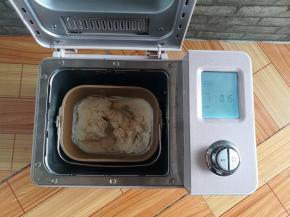 除肉松和沙拉汁外所有材料放入面包机和面15分钟