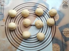 发酵好的面团平均分成10份，盖上保鲜膜松弛10分钟