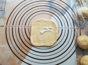 取一个面团擀成任意形状，抹上适量的沙拉汁