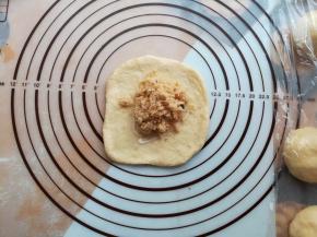 放上适量的肉松，自己做的肉松味道比较好