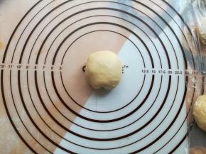 把肉松包起来，面团收口朝下