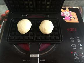取2个面团放入华夫饼模具的中间，加热温度400度