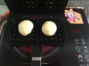 取2个面团放入华夫饼模具的中间，加热温度400度