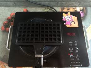华夫饼模具合起来，每30秒一次，翻动华夫饼模具，让面团受热均匀，烤2分钟就差不多了