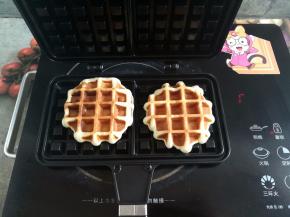 加热到华夫饼模具没有热气冒出，取出华夫饼放凉