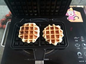 加热到华夫饼模具没有热气冒出，取出华夫饼放凉