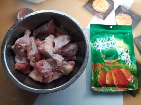 1准备好解冻过的鸡翅根和新奥尔良烤肉粉