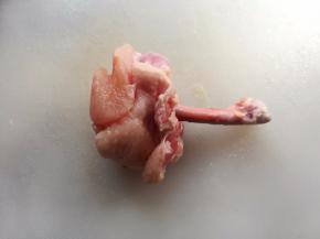 用刀从鸡翅根的骨头处切断筋膜和鸡肉，把鸡肉往下扒到底，就是鸡锤了