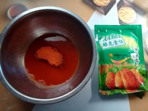 取60克新奥尔良烤肉粉加60克水