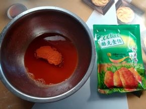 取60克新奥尔良烤肉粉加60克水