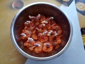 把处理好的鸡锤放入腌肉汁里，让每个鸡锤都浸在腌肉汁里腌制4小时