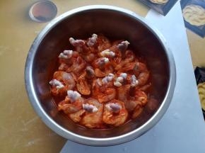把处理好的鸡锤放入腌肉汁里，让每个鸡锤都浸在腌肉汁里腌制4小时