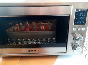 鸡锤放入预热好的烤箱底层，上火190度，下火180度烤30分钟