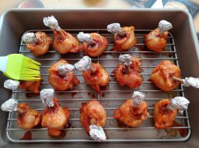 鸡锤烤到15分钟的时候取出刷一次蜂蜜水，烤到25分钟的时候刷第二次蜂蜜水