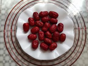 红枣用水清洗一下