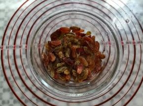 葡萄干用水反复清洗几次，清理掉灰尘和泥土